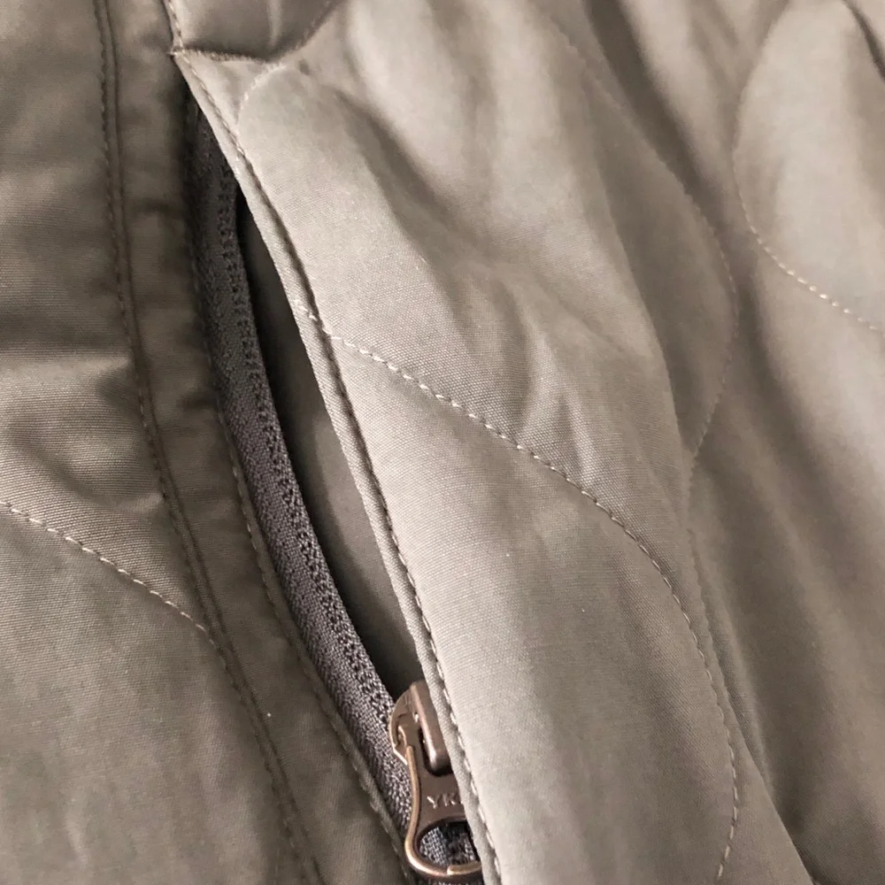 Duluth trading Men's Quilted Vest in Olive Green size Medium lots pockets - Picture 5 of 8